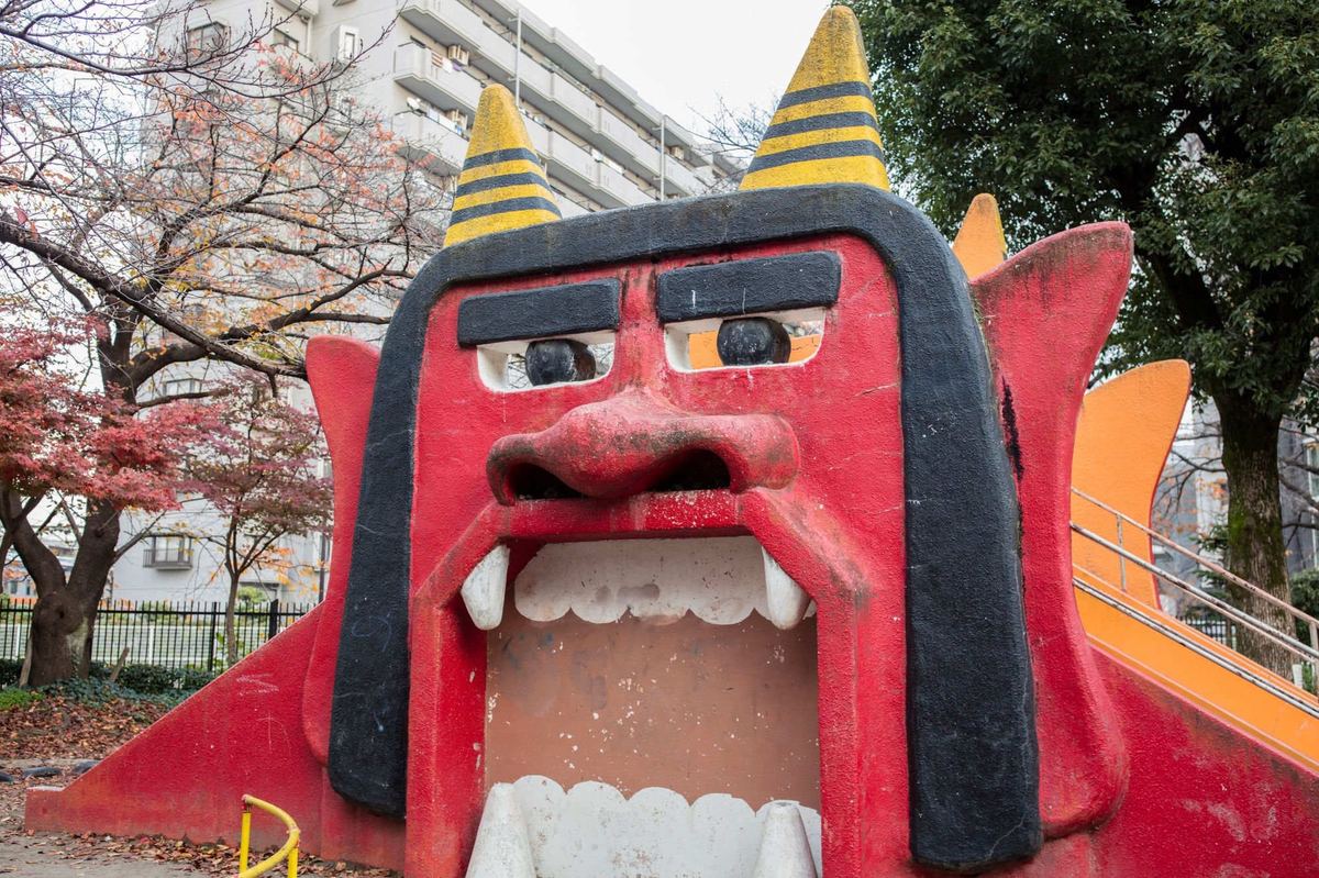 立川の公園にある赤鬼のすべり台