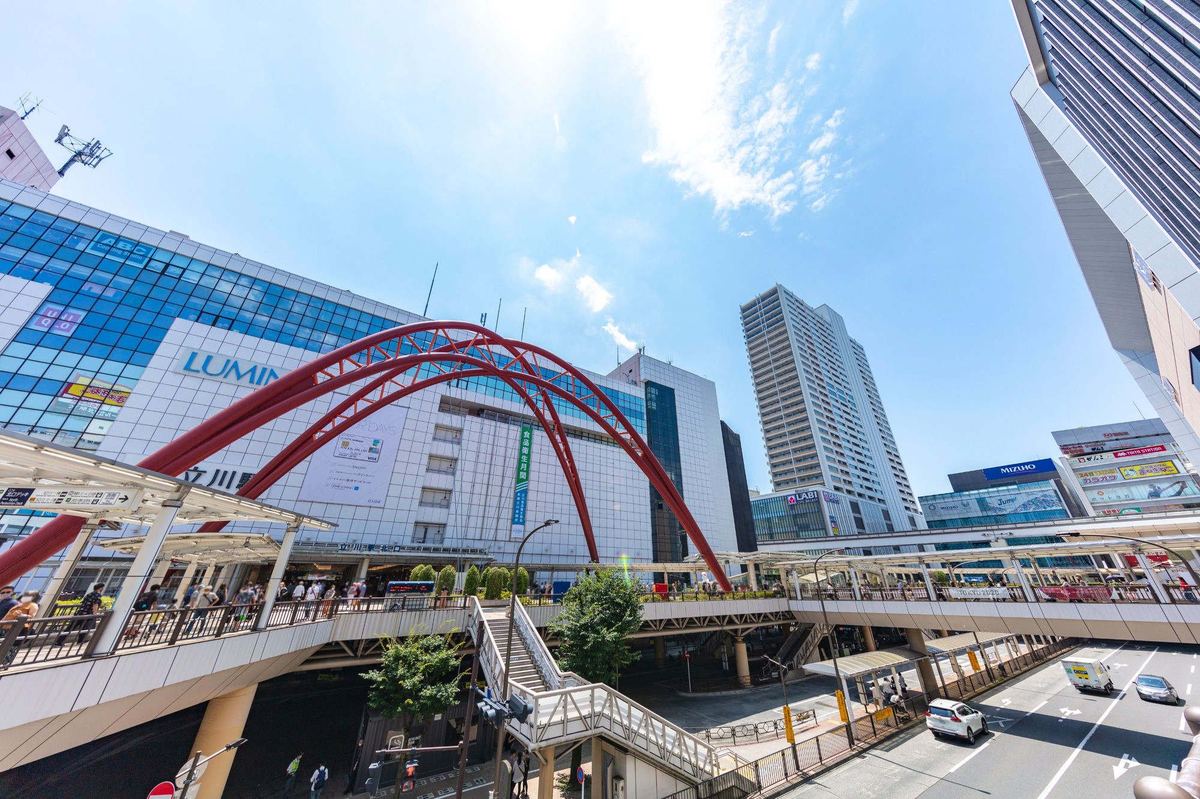 立川駅北口の赤いアーチとペデストリアンデッキ